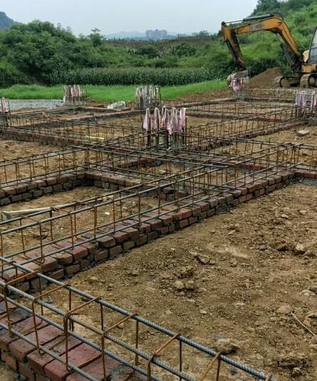 地基钢筋圈梁绑扎完工，为稳固建筑打下坚实基础